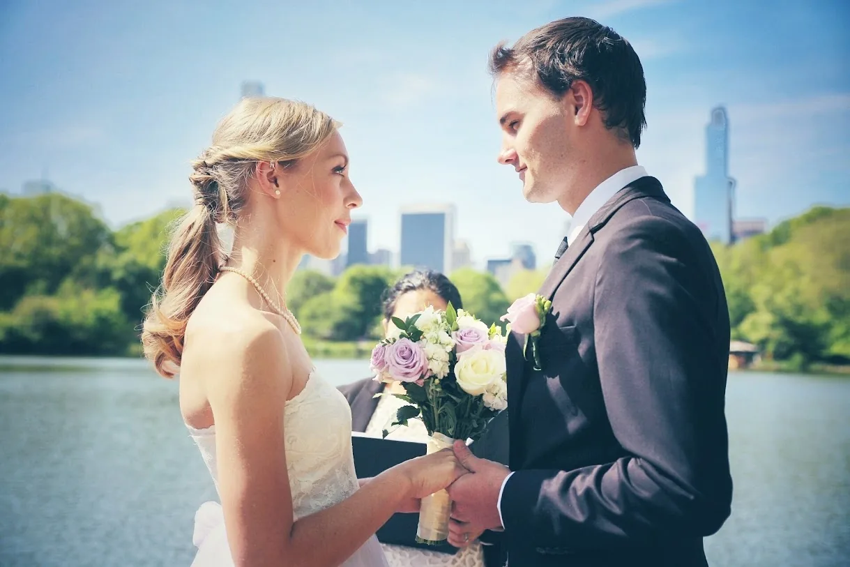 Ceremonia de boda civil en Central Park junto al lago con skyline de Manhattan — oficinante bilingüe Bodas NYC