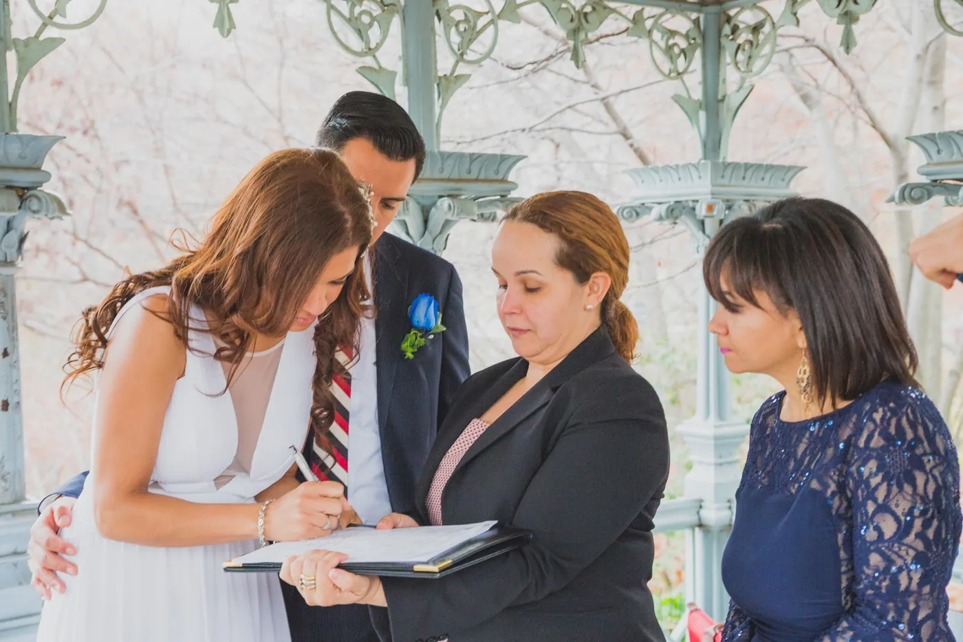 Pareja firmando la licencia de matrimonio en Central Park con oficinante de Bodas NYC — Ladies Pavilion