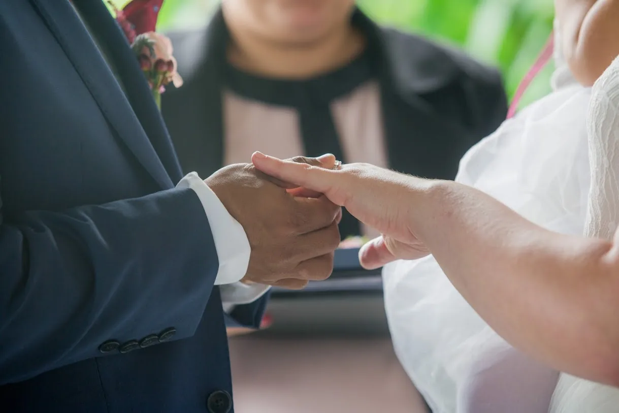 Intercambio de anillos durante ceremonia de boda civil en Central Park Nueva York con oficinante Bodas NYC