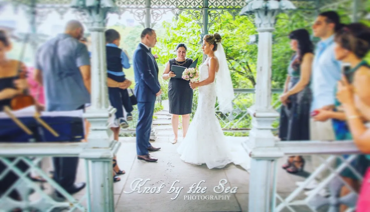 Oficinante de bodas civiles celebrando ceremonia en Ladies Pavilion, Central Park Nueva York — Bodas NYC