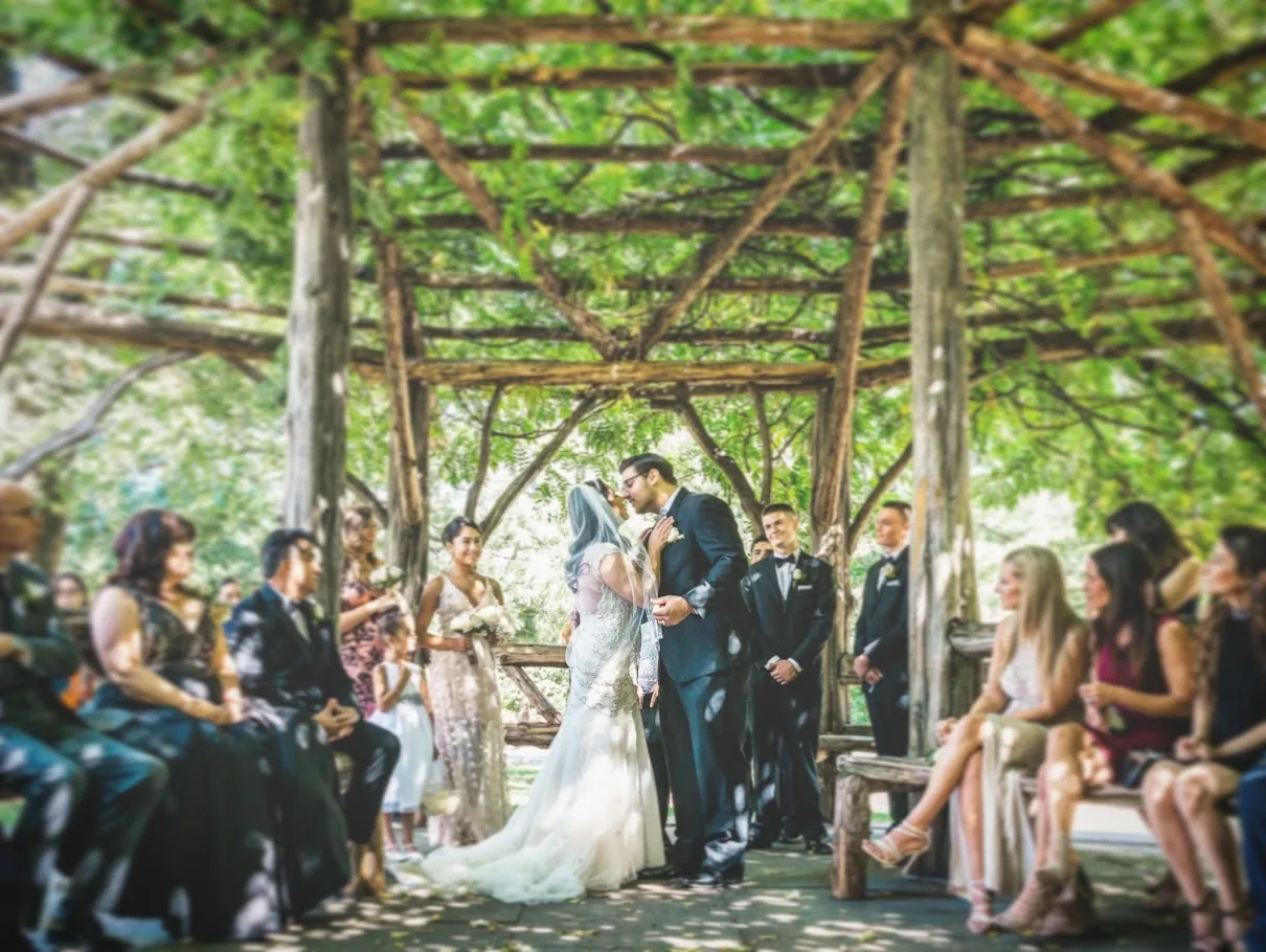 Primer beso de pareja recién casada en ceremonia civil al aire libre en Central Park Nueva York — Bodas NYC